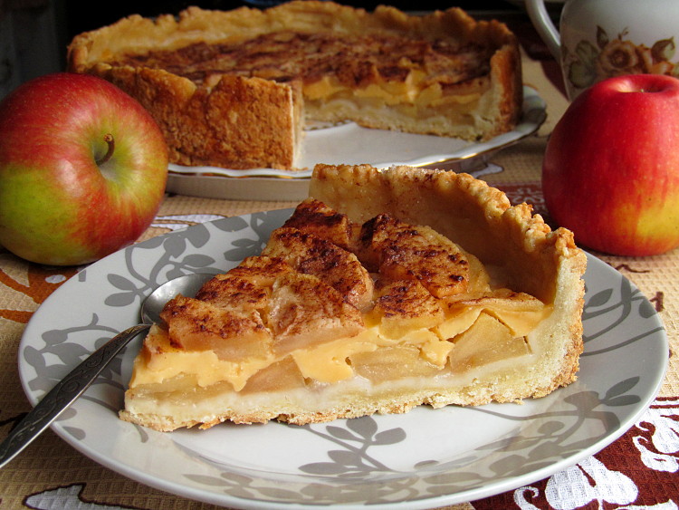Пирог с готовыми яблоками. Пирог с яблоками. Пирог с яблочным пюре. Яблочный пирог с сыром. Шарлотка с сыром и яблоками.