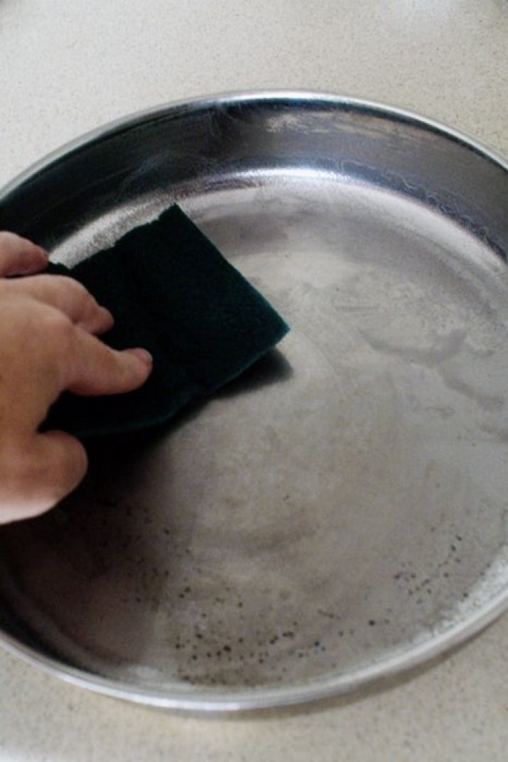Отмыть посуду клеем. Кальцинированная сода и уксус для чистки сковороды. Наливаем масло на сковородку. Burnt Cleaner. Как очистить пригоревший поддон.